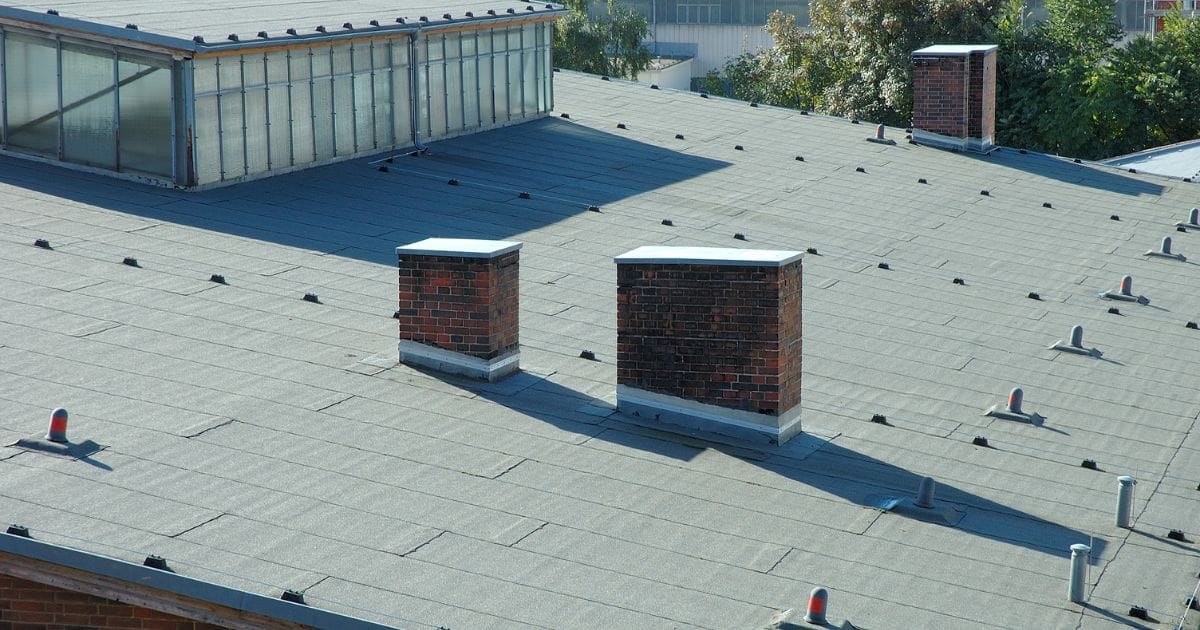 Najczęstsze problemy z hydroizolacją dachu. Jak trwale zabezpieczyć budynek?