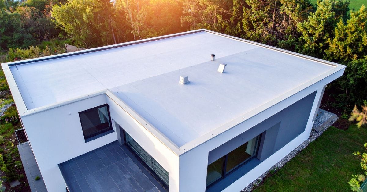 Jak uszczelnić dach płaski? Sprawdzone metody na trwałą hydroizolację
